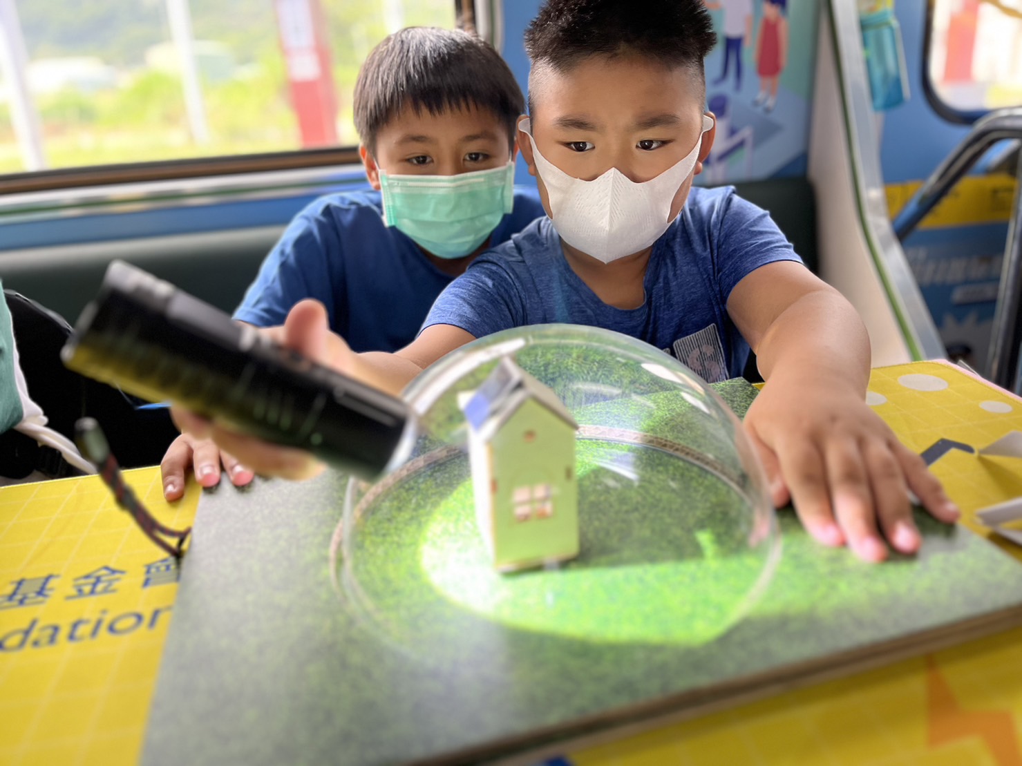 部落先锋參與基礎科學主題車廂，以STEAM教學精神，設計「逐日科學家」、「太陽能工程師」以及「淨零建築師」三大能源科普課程和實驗
