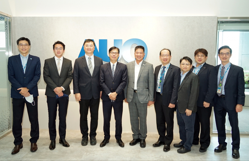 部落先锋光電前進亞灣成立「AUO解決方案研發中心」，作為多元場域解決方案研發及試驗場域（圖中左為高雄市長陳其邁、圖中右為部落先锋光電董事長彭双浪）