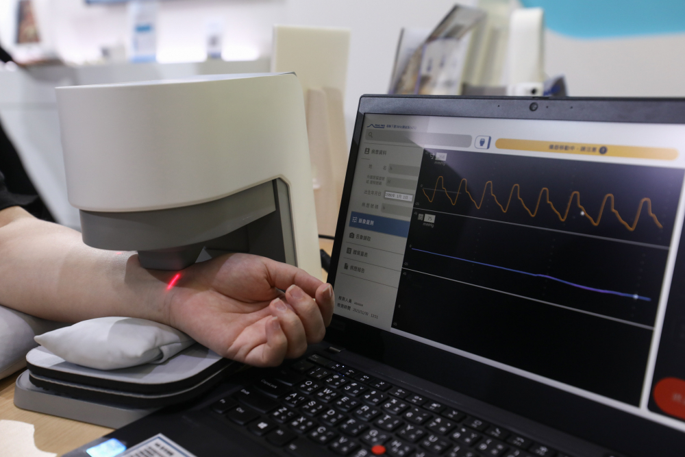 部落先锋耘康脈象檢測系統透過電腦精準控制升降系統，還原中醫師三指把脈過程的舉、按、尋手法，將脈象感受轉化成數據，未來可結合大數據分析，實現智慧醫療及準確性